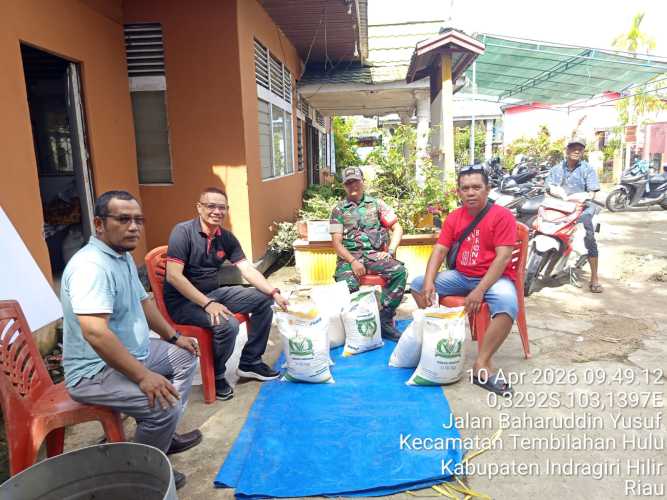 Babinsa Serda Ronald Manalu Kawal Pembagian Sembako di Kelurahan Tembilahan Hulu Berjalan Aman dan Lancar