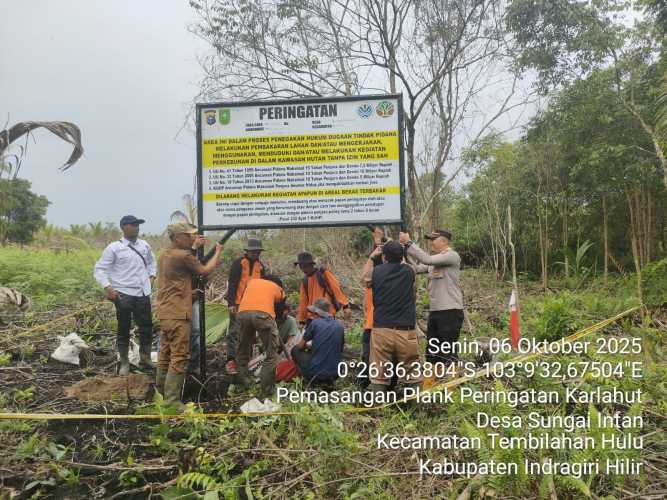 Polsek Tembilahan Hulu Melaksanakan Pemasangan Papan Plang Peringatan Karhutla(