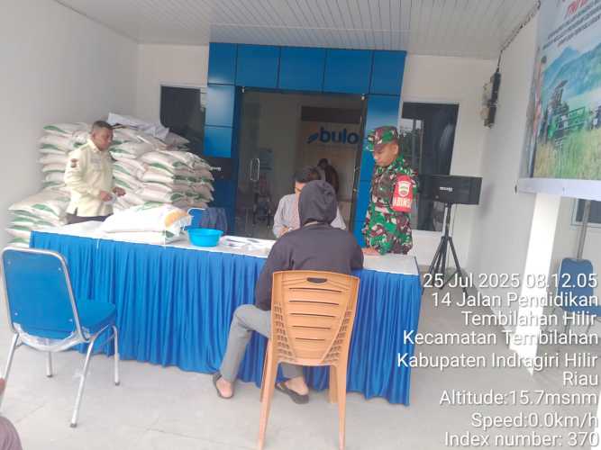 Babinsa Koramil 12/Batang Tuaka Pendamping Penyaluran Bantuan Beras Bulog bagi Warga Kurang Mampu di Desa Tanjung Siantar