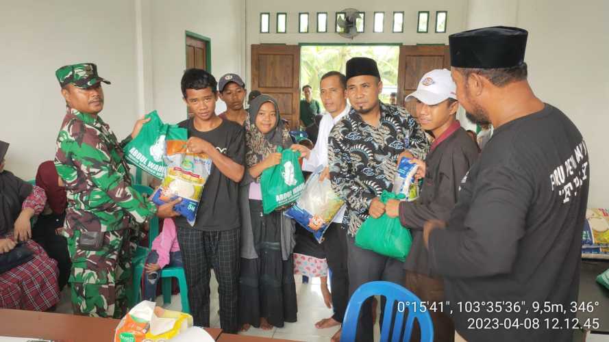 Babinsa Mendampingi Penyerahan Santunan Anak Yatim