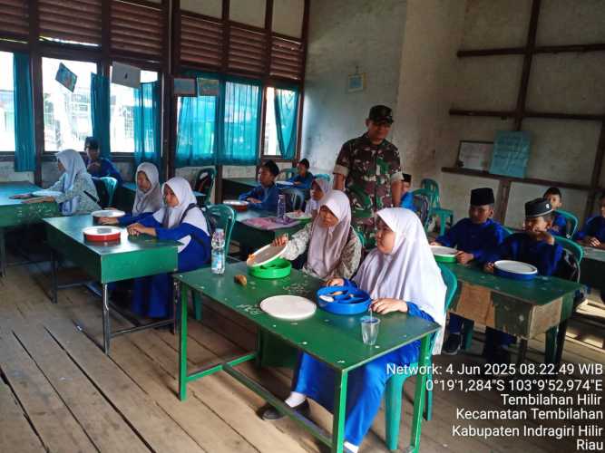 Babinsa Sertu Anton Aktif Jaga Intensitas Program Makan Bergizi di Tembilahan