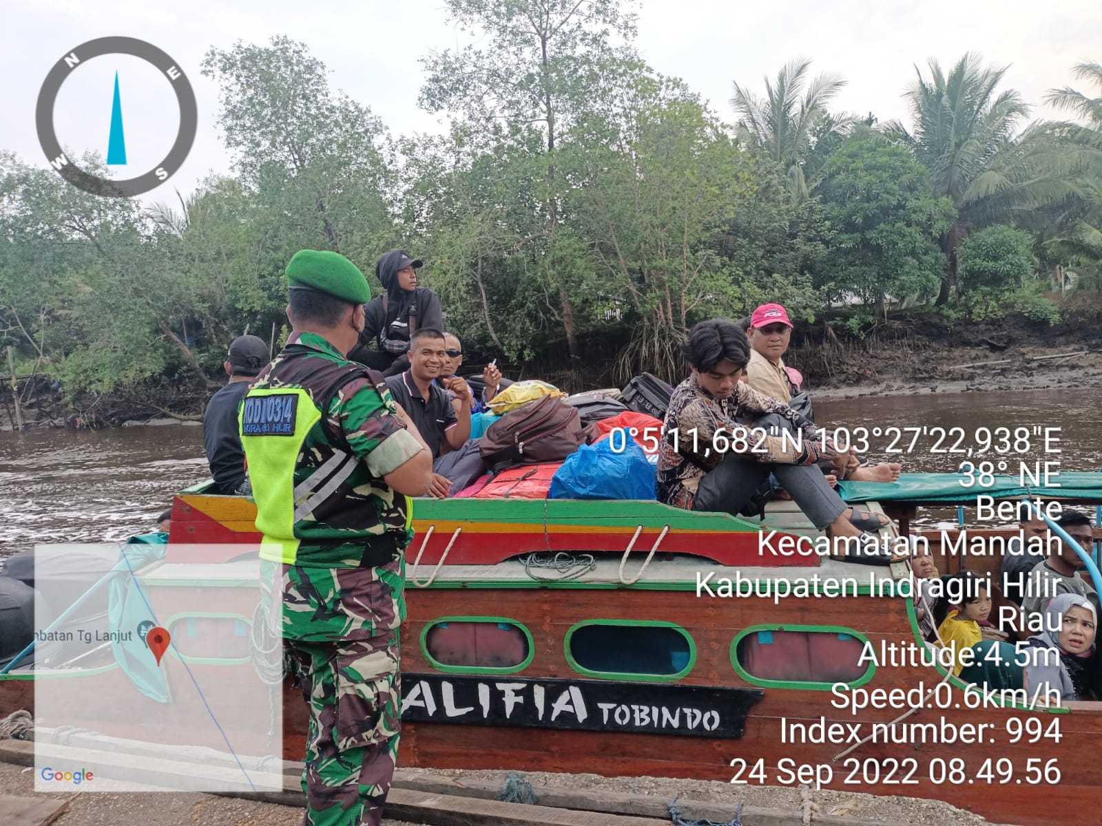 Serka JM.Sialagan Babinsa Koramil 08/Mandah Terus Mengawasi Mobilisasi Penumpang Kapal