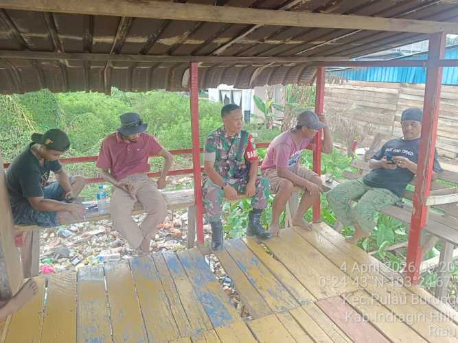 Babinsa Pulau Burung Aktif Komsos, Ajak Warga Cegah Karhutla dan Perkuat Kebersamaan
