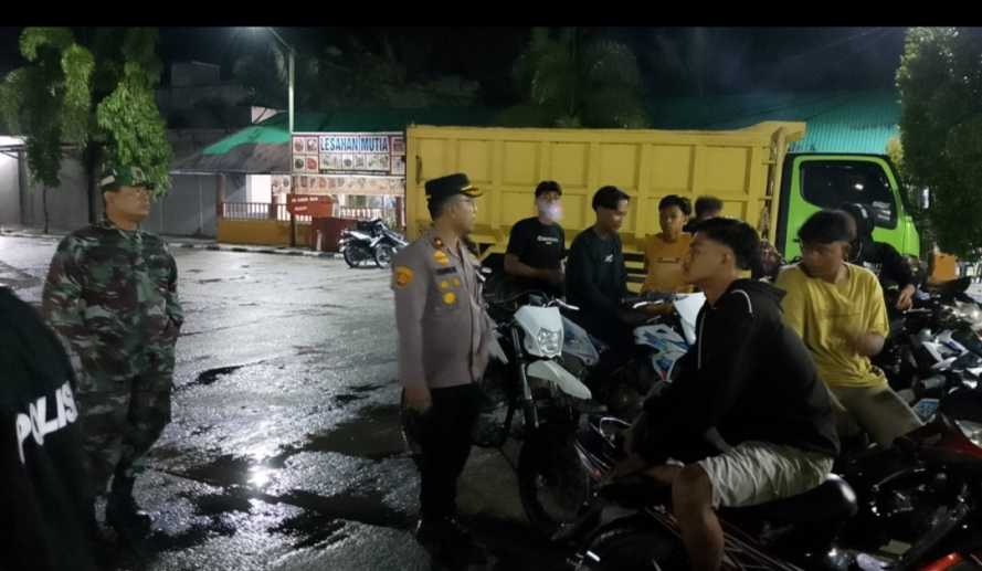 Dengan Blue Light Patrol, Kapolsek Kemuning Pastikan Tidak Ada Lakalantas di Jalur Lintas Timur di Malam Pergantian Tahun