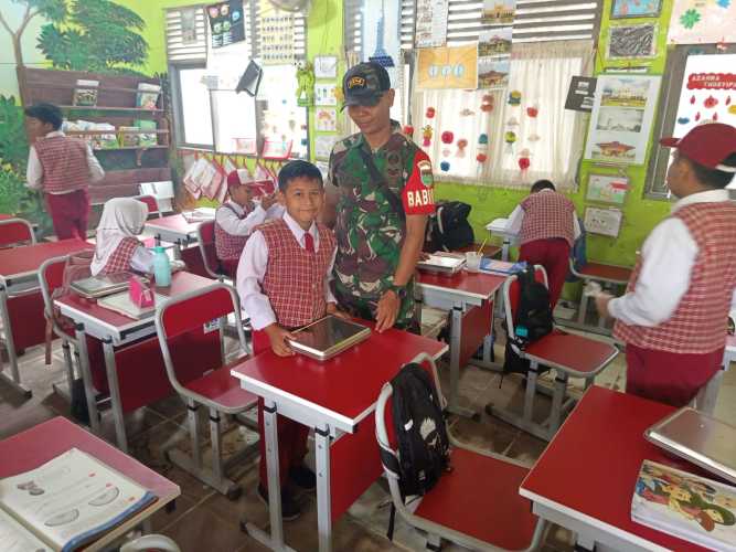 Babinsa Serda Ronal Manalu Kawal 1.764 Porsi Makan Bergizi Gratis di Tembilahan Hulu, Wujud Nyata Kepedulian TNI untuk Generasi Sehat