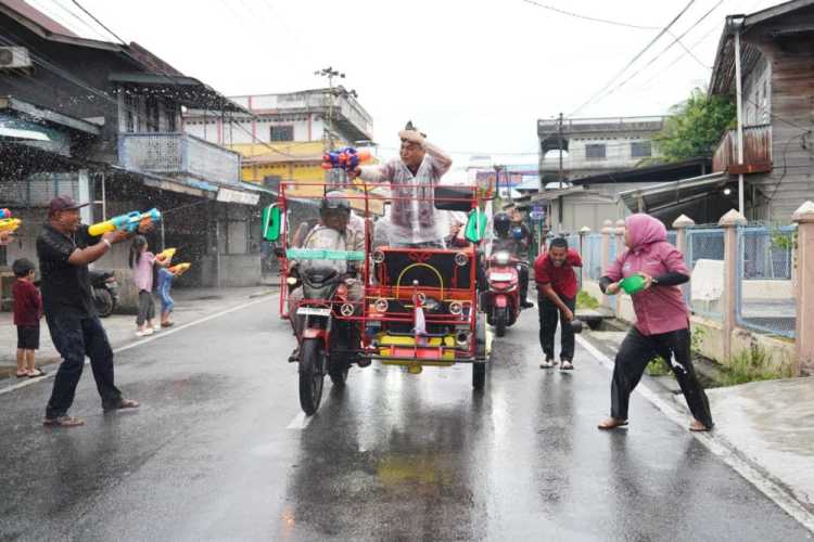Siapa Saja Boleh Disiram! Keseruan Tanpa Batas di Festival Perang Air Selatpanjang