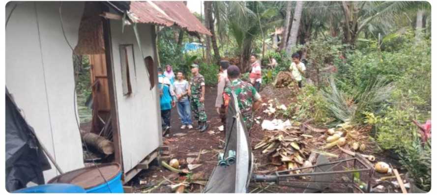 Danramil dan Anggota  Menyerang Perbaikan Rumah Terkena Angin Puting Beliung