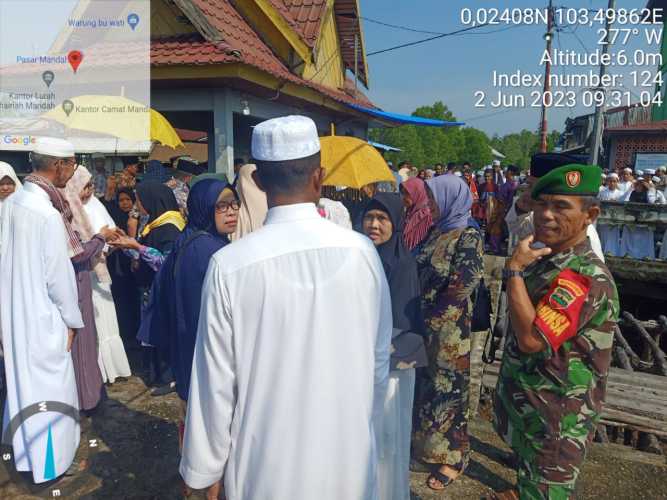 Babinsa Lakukan Pengamanan Pelepasan Rombongan  Jemaah Calon Haji Kecamatan Mandah