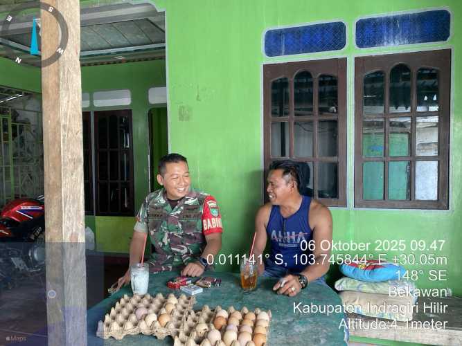 Babinsa Koramil 08/Mandah Pererat Silaturahmi dan Perluas Jaring Teritorial Lewat Komunikasi dengan Warga