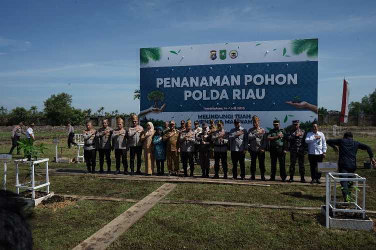Kepala Kantor Pertanahan Inhil Martin, S.S.T., M.H. Berkomitmen Jaga Lingkungan melalui Penanaman Pohon