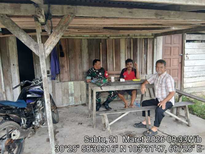 Suasana Lebaran Semakin Harmonis, Babinsa Pulau Burung Gencarkan Binter Bersama Masyarakat