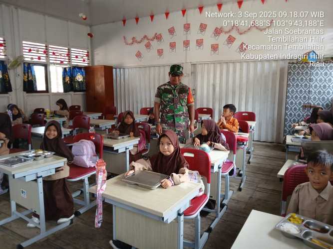Sertu Anton Dengan cermat Mengawasi Pendistribusian MBG di Kawasan Tembilahan