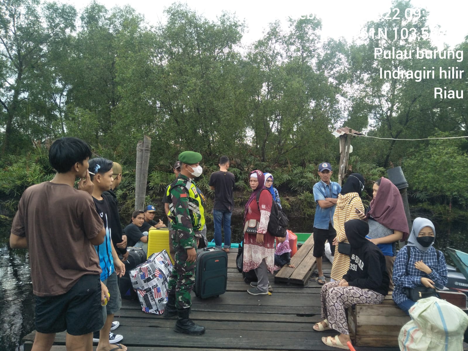 Praka Hendri   Babinsa Koramil 11/Pulau Burung Kodim 0314/Inhil Sosialisasi  Protokes di Pelabuhan Penumpang