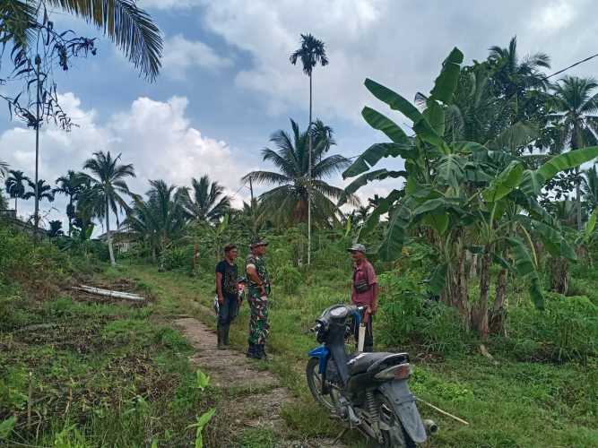 Babinsa Koramil 01/Tbh Gandeng Warga Patroli Tapal Batas Tembilahan Hilir