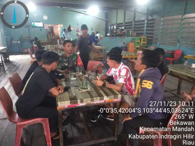 Ngopi Bareng Babinsa Tingkatkan Kekompakan Dalam Pembangunan di Desa