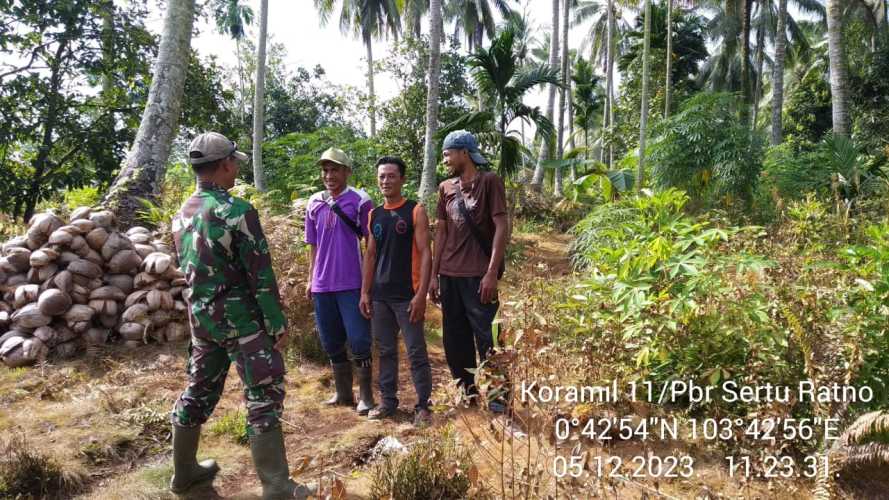 Sertu Ratno Lakukan Patroli Berorientasi   Cegah Karhutlah