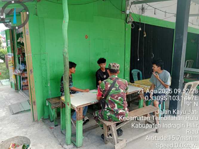 Babinsa Koramil 01/Tembilahan Kodim 0314/Inhil Intensifkan Komsos, Fokus Pengawasan Pekat di Tengah Masyarakat