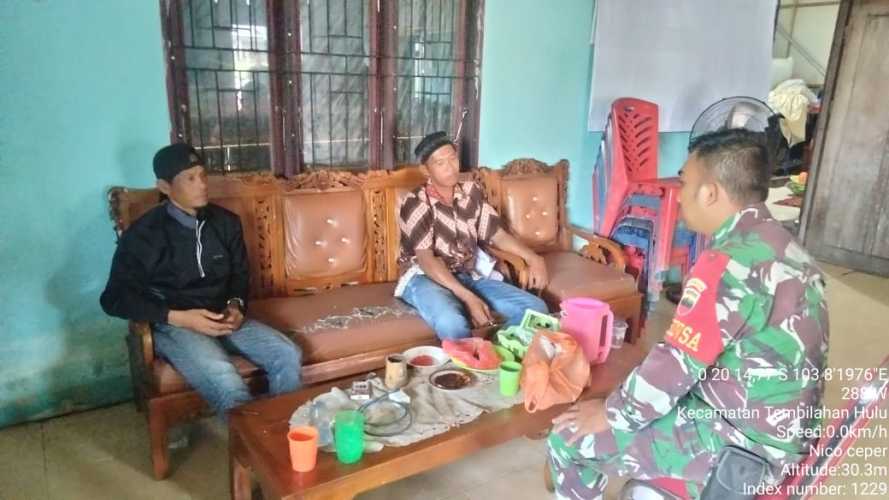 Babinsa Koramil 01/Tbh Kodim 0314/Inhil Manfaatkan Momen Lebaran untuk Pererat Silaturahmi dengan Warga