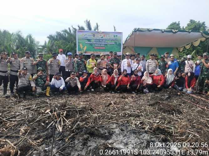 Plh.Danramil 12/Batang Tuaka Gelar Penanaman Jagung Serentak Kuartal IV di Desa Sungai Dusun,