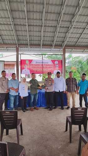 Polsek Tempuling Serahkan Bibit Pohon Dalam Sosialisasi Pencegahan Karhutlah di Desa Karya Tunas Jaya
