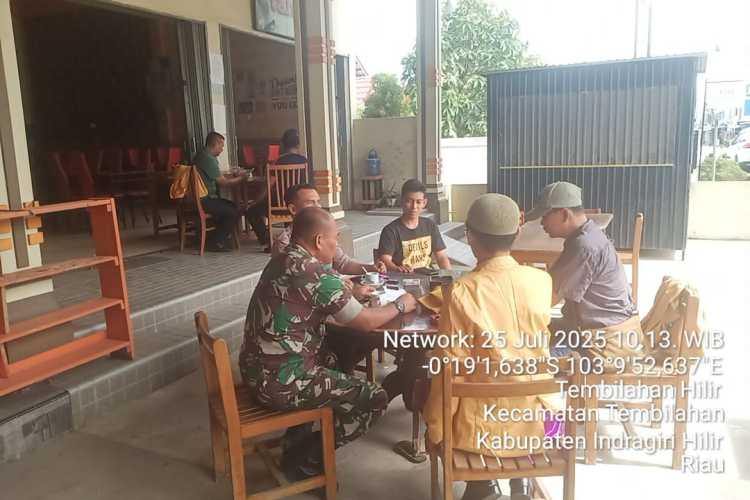 Babinsa Tembilahan Hilir Perkuat Silaturahmi dengan Warga Binaan melalui Komsos di Hari Jumat