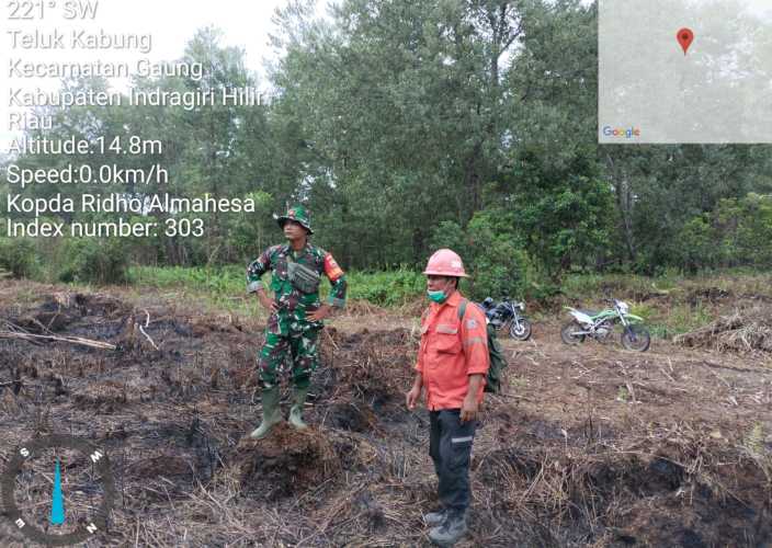 Kopda Ridho Patroli Karhutlah Bersama Regu Pemadam Kebakaran