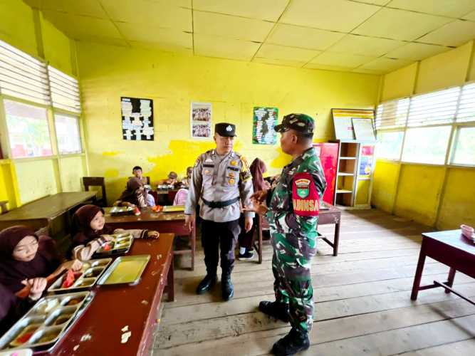 Serda Miskal Dampingi Distribusi 5.528 Porsi Makan Bergizi Gratis di Wilayah Kodim 0314/Inhil