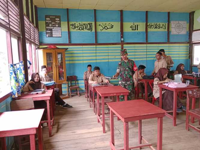 Babinsa Serda Ronal Manalu Kawal Ketat Penyaluran 3.045 Porsi MBG di Tembilahan Hulu