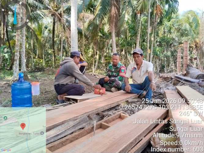 Babinsa Desa Sungai Luar jaga sistem keamanan lingkungan