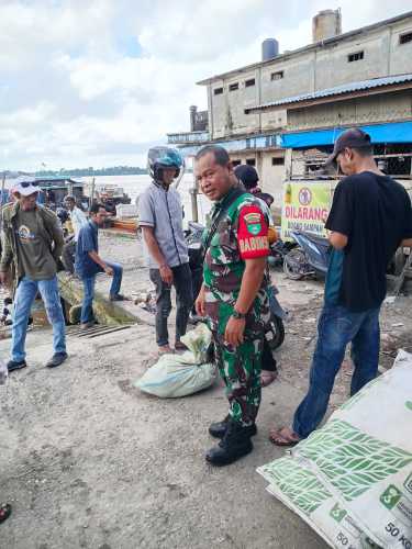 Babinsa Ingatkan Keselamatan Penyeberangan Sungai kepada Penambang Pompong di Tembilahan