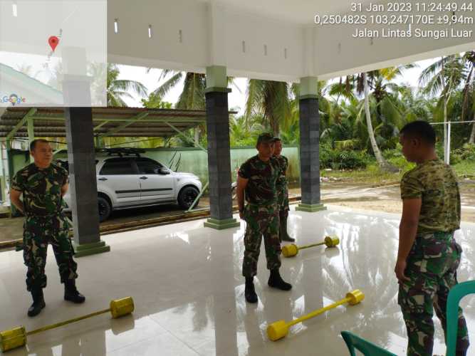 Jaga Kekuatan  Fisik,Babinsa Latihan Senam Barbel