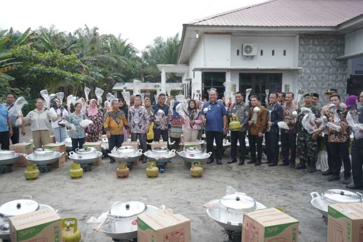 Bupati Asahan Serahkan Fasilitas Bantuan Sosial Pembangunan Ekonomi Masyarakat Tahun Anggaran 2025