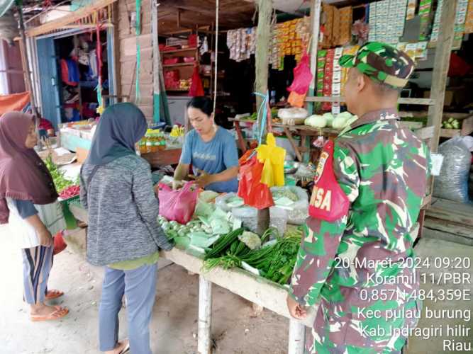 Babinsa Keramat Jaya Kontrol Harga Sayur Mayur di Pasar Tradisional