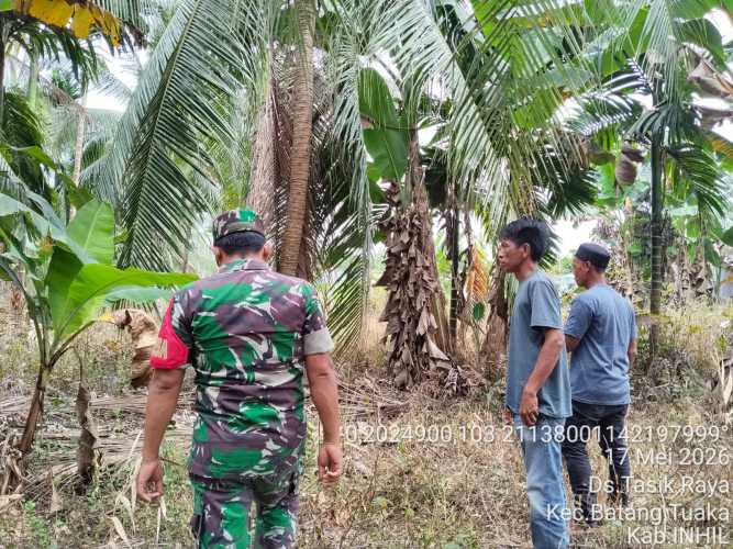 Babinsa Koramil 12/Btk Uji Ketetapan Tapal Batas di Parit 6 Tasik Raya