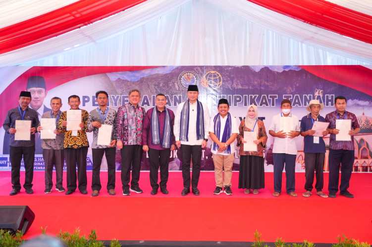 Wamen Ossy Serahkan Sertipikat Tanah di Lombok Barat, Bukti Negara Hadir Lindungi Hak Rakyat
