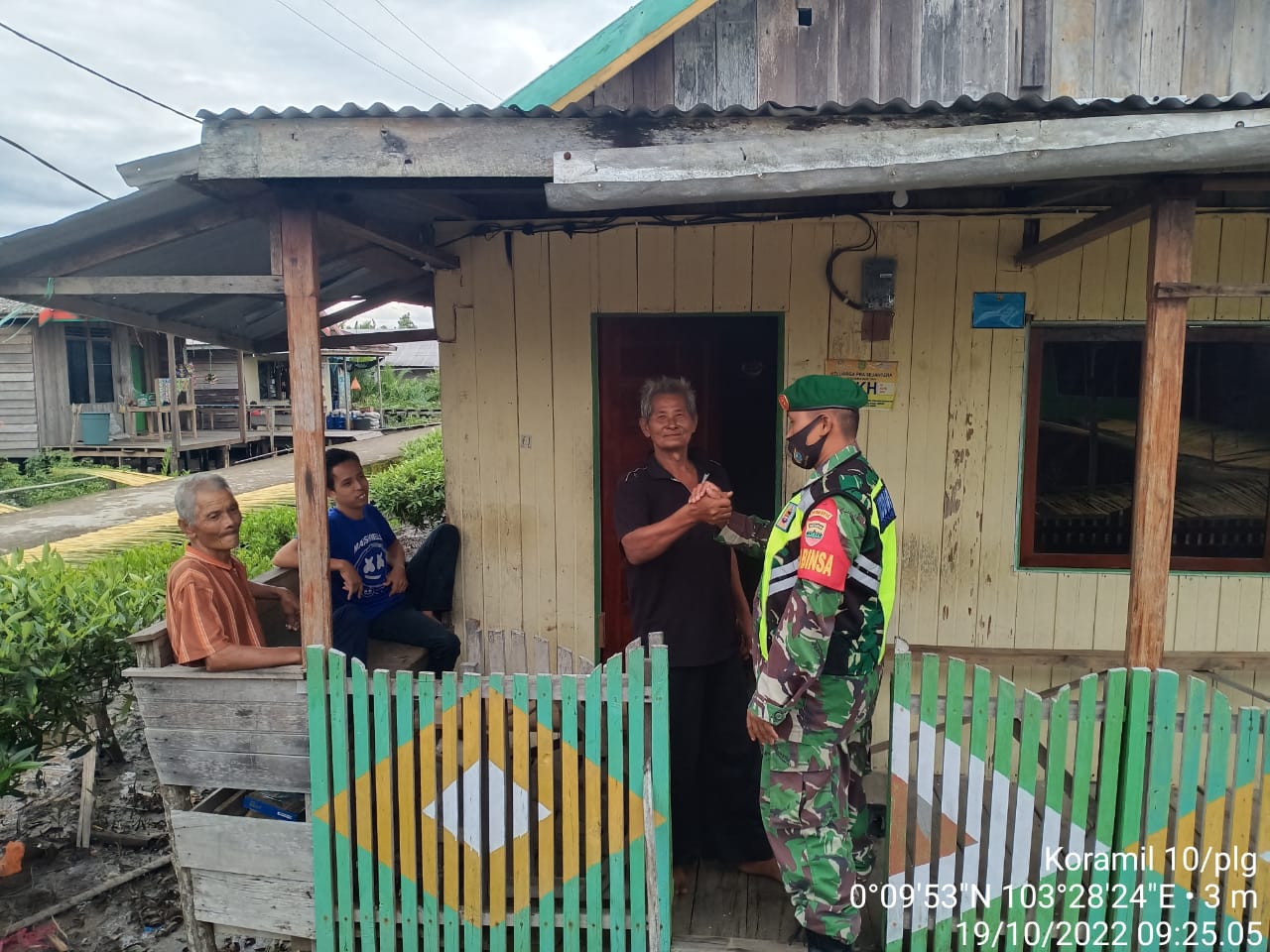 Kopda J.Manurung Babinsa Koramil 10/Pelangiran Sosialisasi Secara Dor to Dor