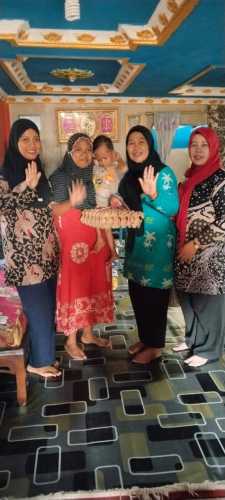 Ketua TP PKK Kecamatan Kuindra Pantau dan Serahkan Bantuan Telur untuk Anak Stunting di Desa Perigi Raja