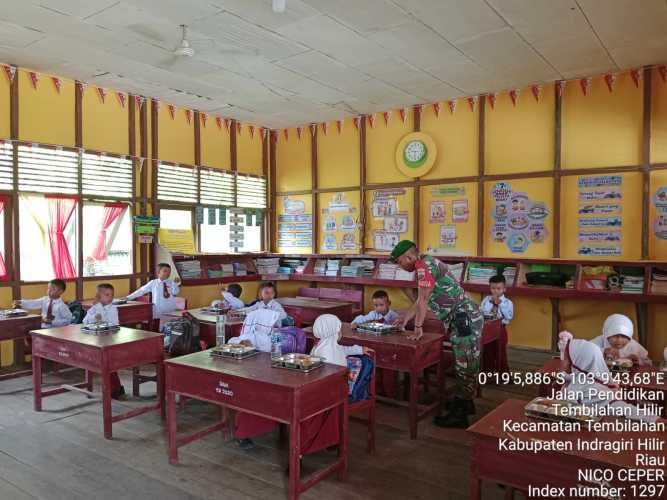 Babinsa Koramil 01/Tembilahan Dampingi Program Makan Bergizi di Sekolah-Sekolah Tembilahan Kota