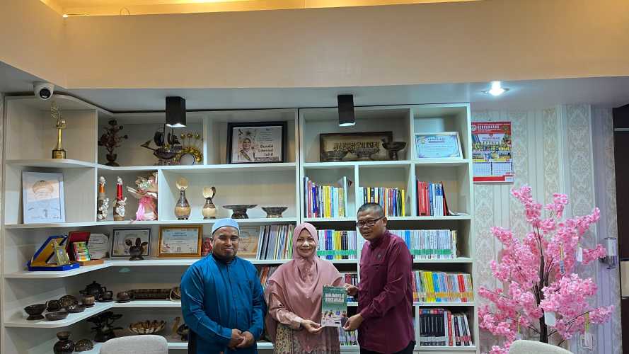 Penyerahan Empat Buah  Buku kepada Bunda Literasi Kabupaten Indragiri Hilir, Wujud Nyata Mendukung Penguatan Budaya Literasi Daerah