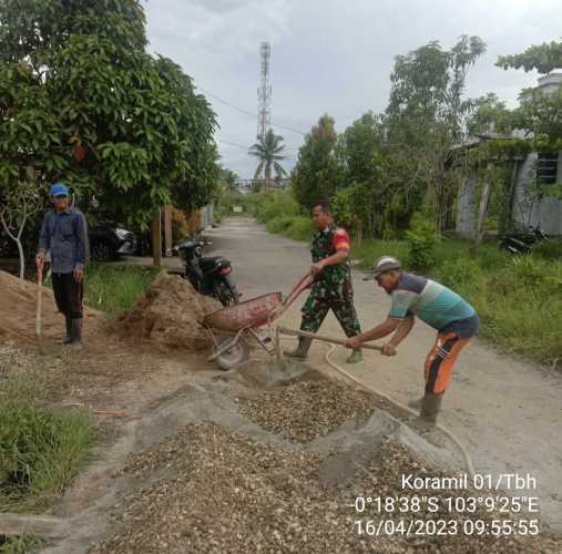 Sertu M.Yasin Bersama Warga Lakukan Perbaikan Jalan