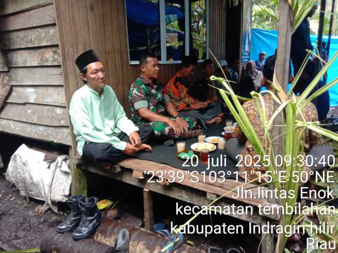 Babinsa Koramil 01/Tembilahan Hadiri Resepsi Pernikahan Warga untuk Jaga Silaturahmi