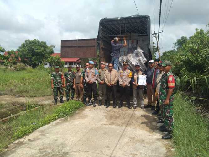 Personil Koramil 12/Batang Tuaka Kawal pendistribusian Logistik Pemilu PPK