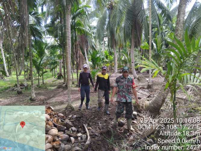 Babinsa Koramil 12/Batang Tuaka Lakukan Patroli dan Sosialisasi Kawasan Bebas Karhutla di Kelurahan Sungai Piring