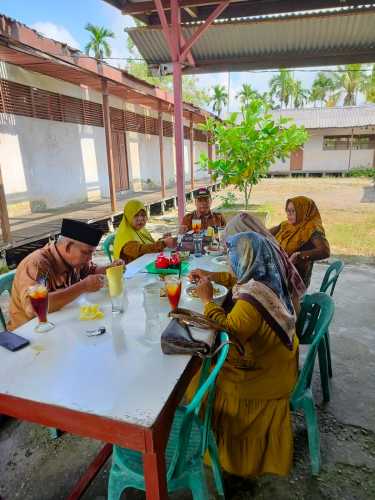 Kepala Sekolah dan Majelis Guru SDN 015 Tembilahan Duduk Ngopi Bahas Kebersihan Lingkungan