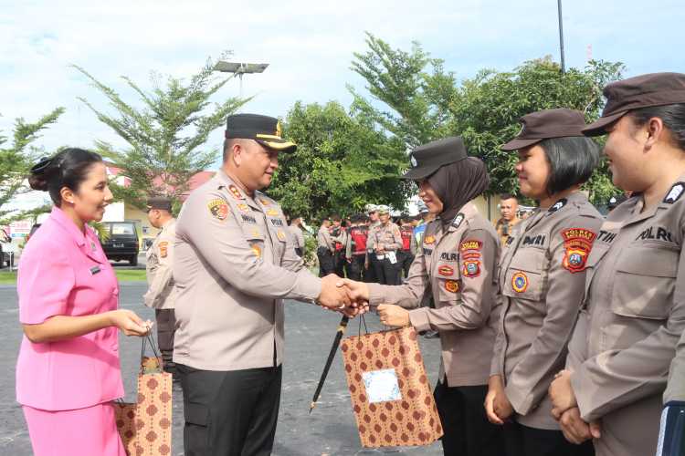 Kapolres Batu Bara AKBP Doly Nelson Nainggolan Beri Kejutan Spesial untuk Polwan di HUT ke-77, Lapangan Apel Pecah dengan Suasana Haru dan Bahagia