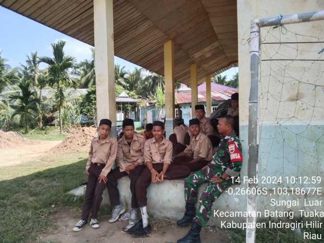 Babinsa Edukasi Pelajar tentang Pentingnya Kebersihan Lingkungan