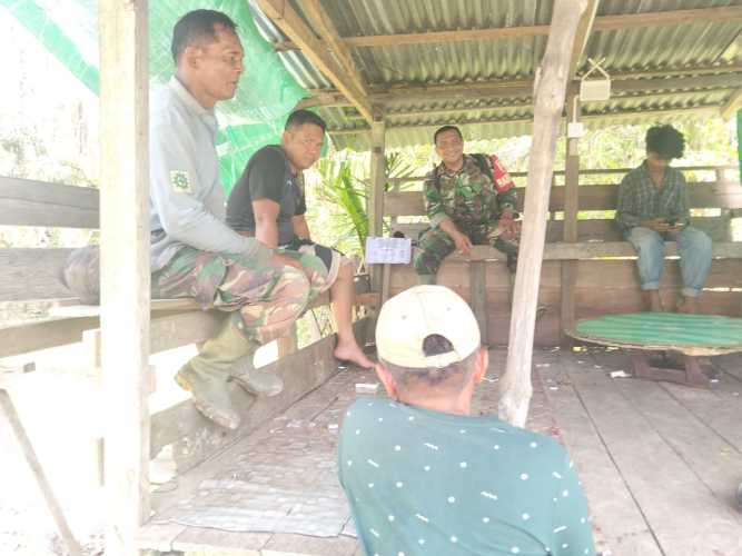 Babinsa Koramil 01/Tbh Jadi Penggerak Kebersihan Lingkungan di Tembilahan Barat
