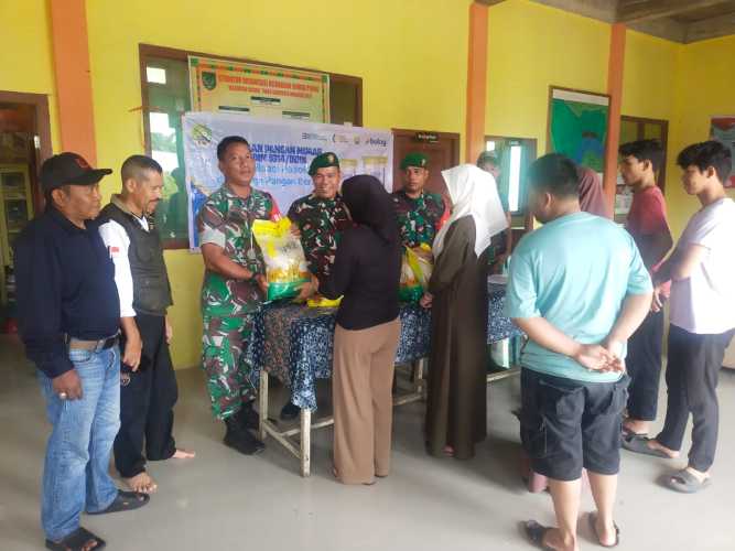 Babinsa Batang Tuaka Dampingi Penyaluran Beras SPHP di Kelurahan Sungai Piring