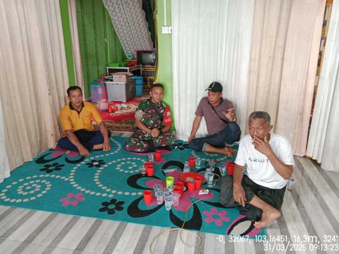 Babinsa Koramil 01/Tbh Kodim 0314/Inhil Silaturahmi dengan Warga dalam Rangka Idul Fitri