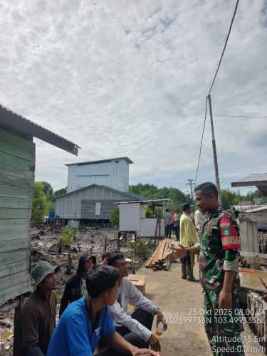 Babinsa Koramil 08/Mandah Pererat Hubungan dengan Warga Lewat Komunikasi Kependudukan dan Sosialisasi Program Pemerintah